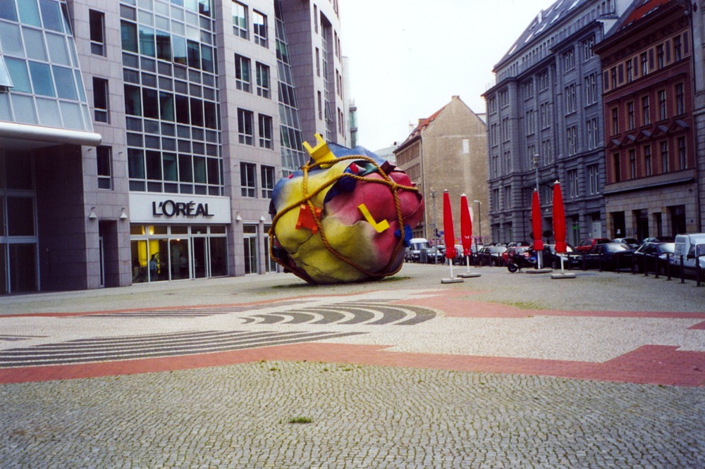 Claes Oldenburg Houseball (1997) Guessed in the Guess Whe… Flickr