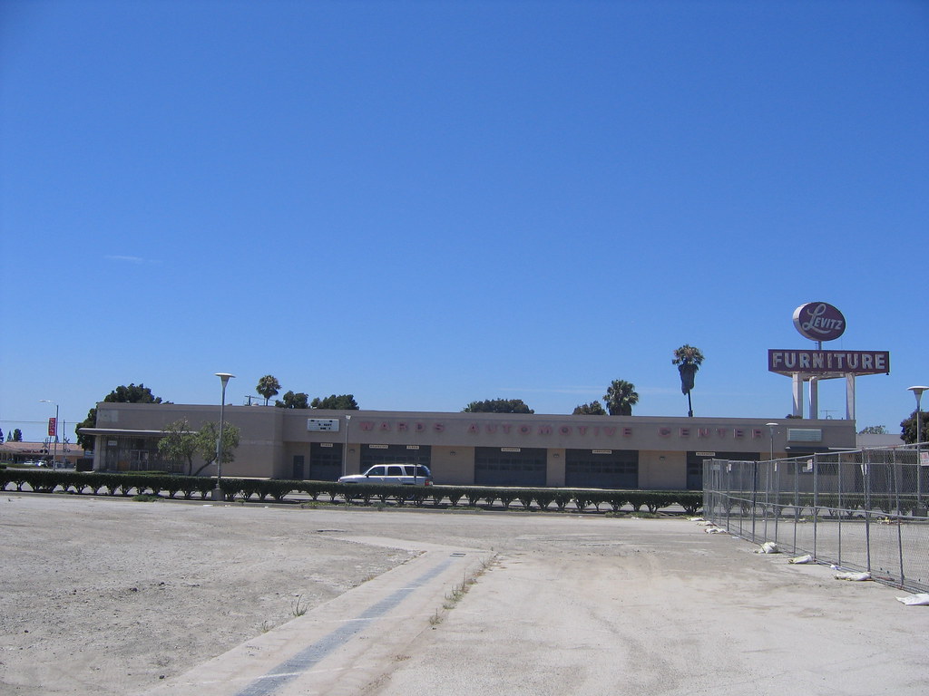 Huntington Beach The closed Wards Automotive Center at the… Flickr