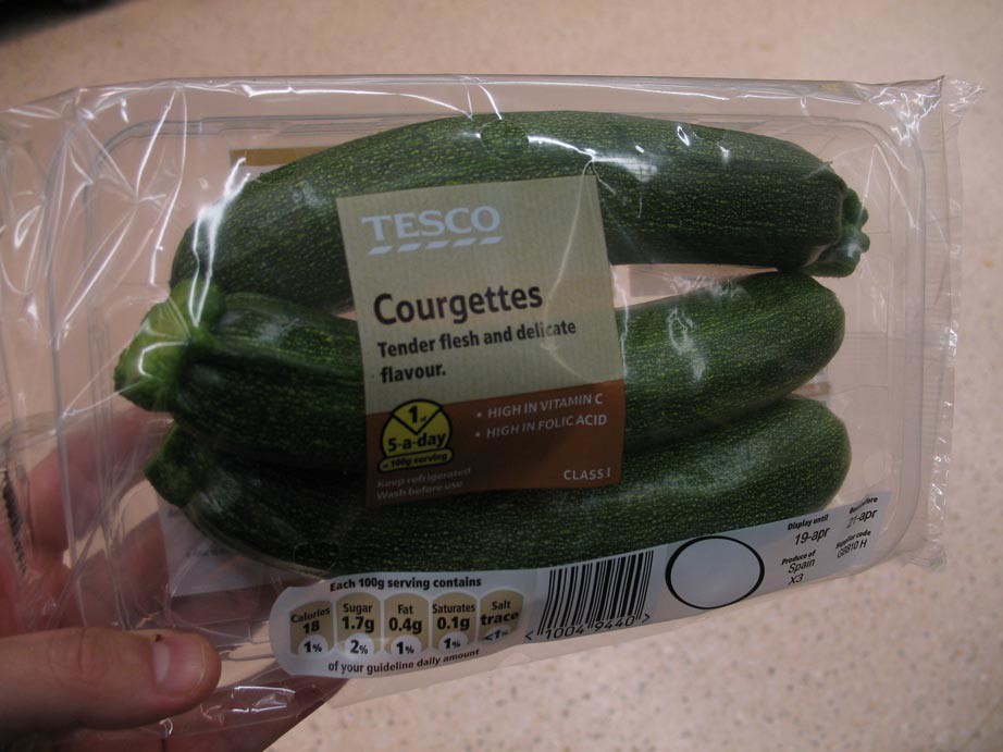 Tescoscourgettes14.04.200 Tesco courgettes in plastic tr… Flickr