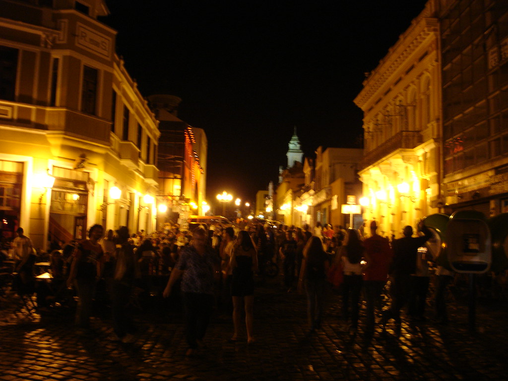Largo da Ordem à noite onde fica o bar do alemão Flickr