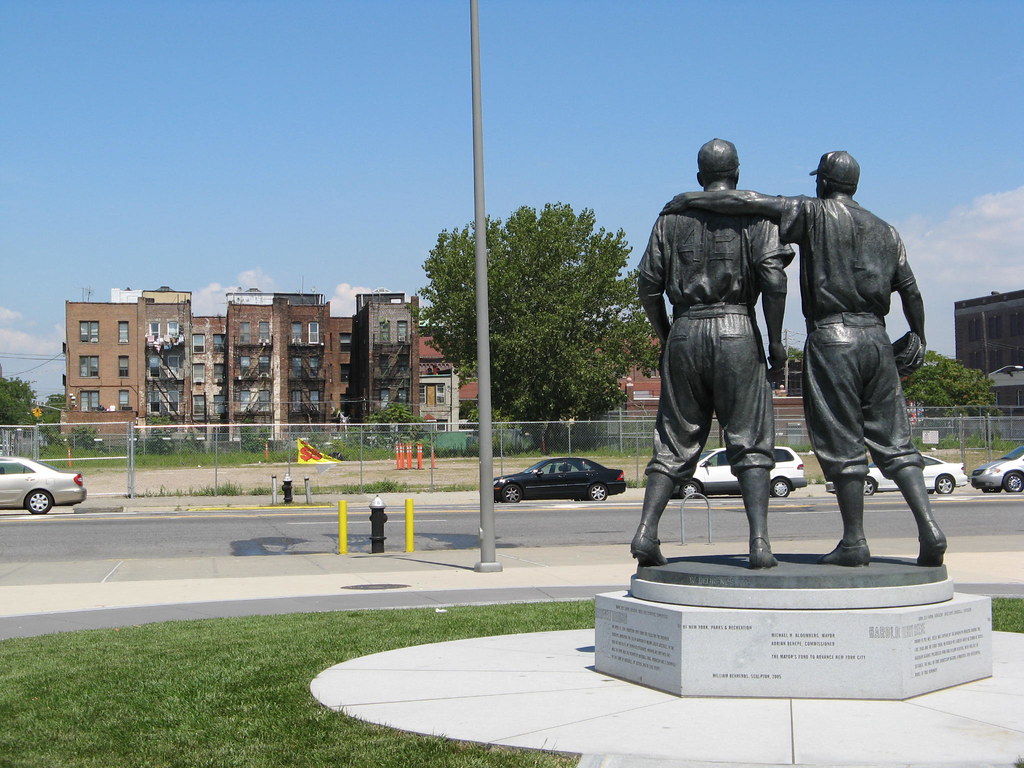 Statue of Jackie Robinson and Pee Wee Reese outside Brookl… Flickr