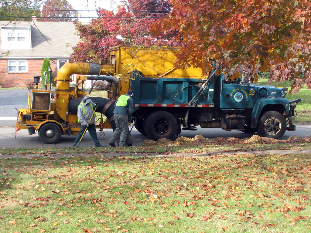 Leaf Pickup A service provided by the town of Wethersfiel… Flickr