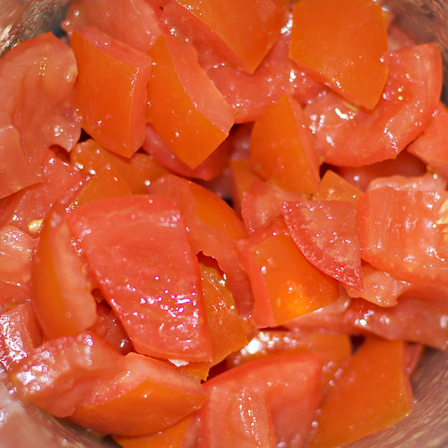 Fresh chopped tomatoes. Mmm, tomato. mnem Flickr