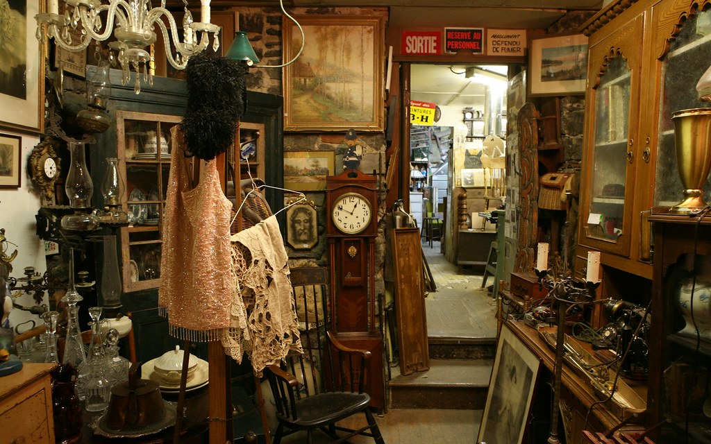 Vieux trucs / Old Stuff Chez un antiquaire de Montréal. In… Flickr