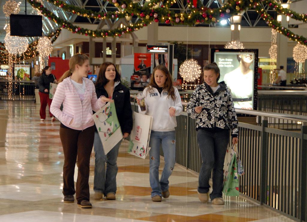 Shoppers Enjoy the Oxford Valley Mall's Exclusive Evening … Flickr