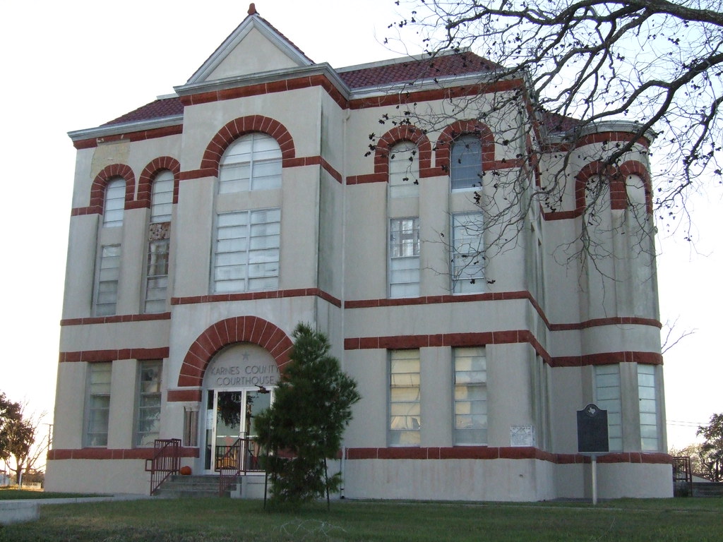 DSCF3307 Karnes County Courthouse in Karnes City Texas. Eat Play