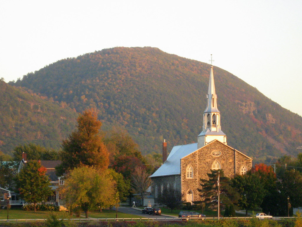 Une église et le mont SaintHilaire Une église et le
