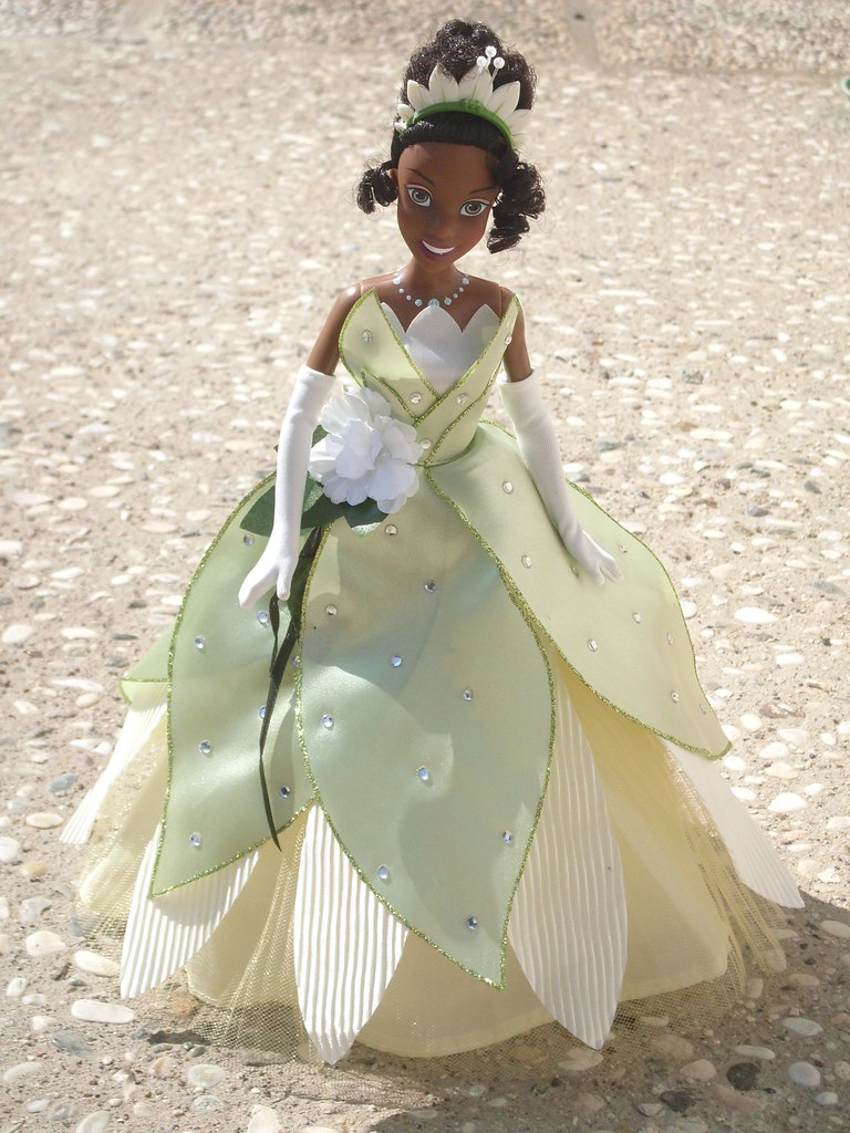 DISNEY STORE THE PRINCESS AND THE FROG TIANA DOLL IN WEDDING DRESS TOAD