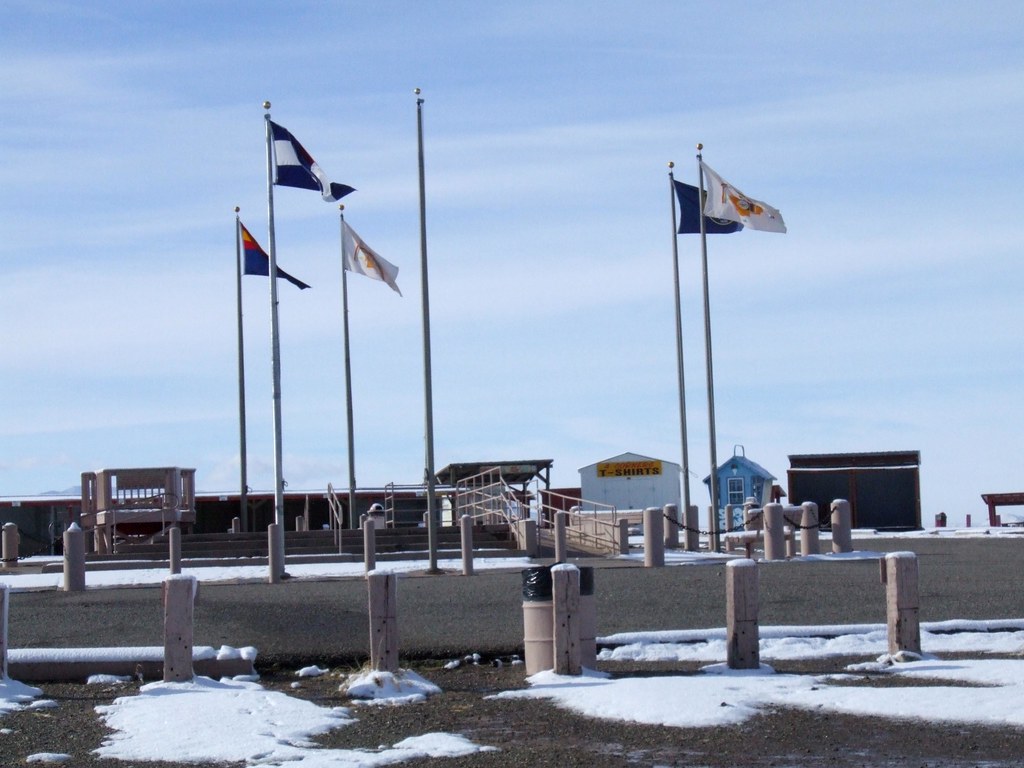 Four Corners Flags Looking back to the Four Corners Monume… Flickr
