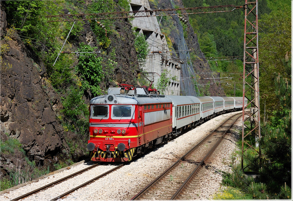 45 169 45 169 with the "White horse" express train. Ivo Radoev Flickr