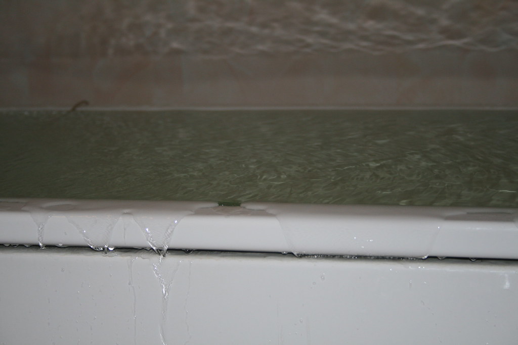 badkaret Badkaret Överfullt | Ytspänning =) | Mongotorsk | Flickr