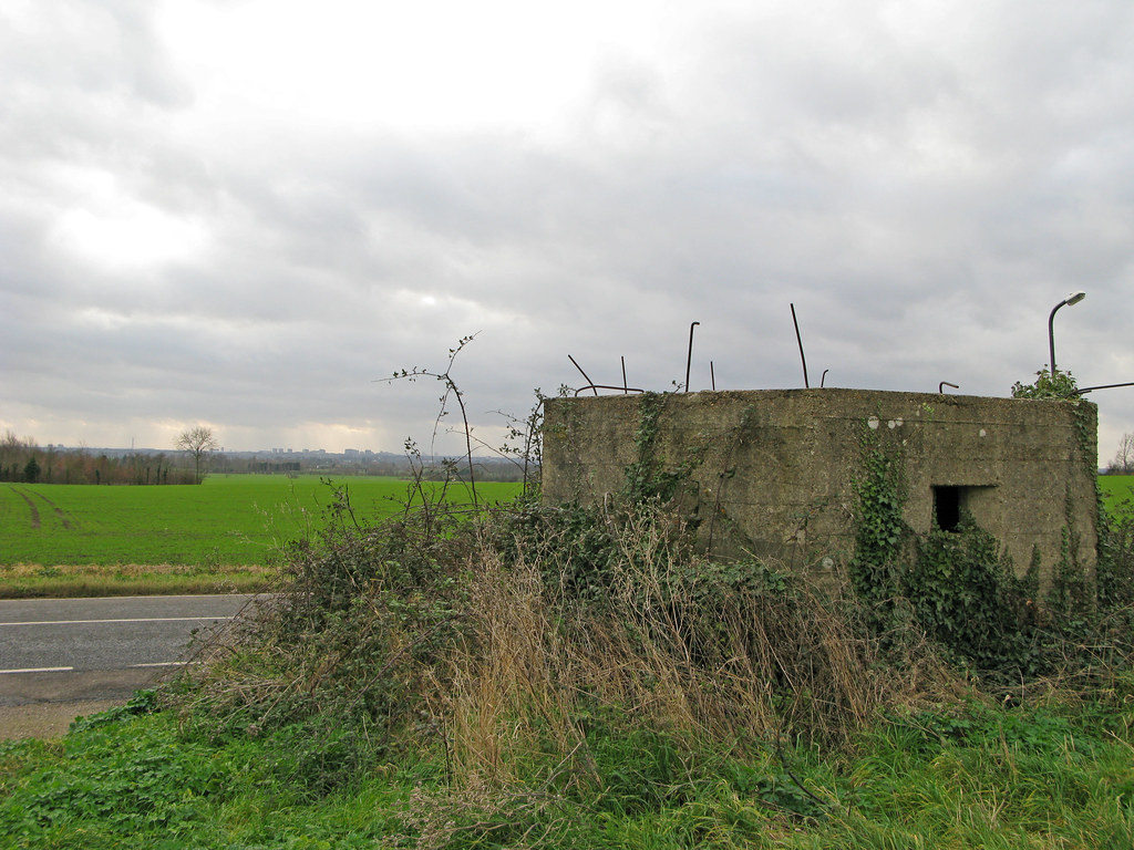 Lambourne Hall Rd RAF Canewdon Rx Radar Site Entrance Pil… Flickr