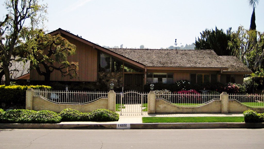 The Brady Bunch The very familiar Brady residence is a pri… Flickr