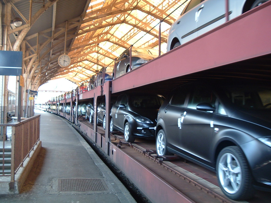 DSCF0446 Train cars carrying cars. ameotoko Flickr