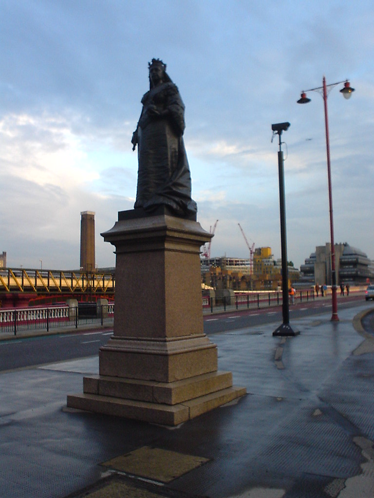 Queen Victoria Statue on the Victoria Embankment at the en… Flickr