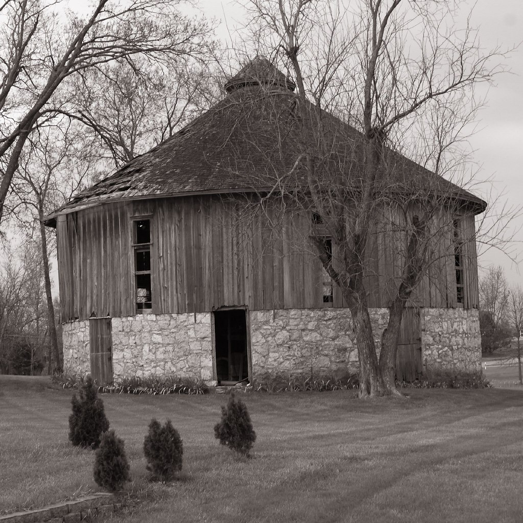 RoundBarn1 "The Round Barn" of Stilwell, Kansas, near Kans… Flickr