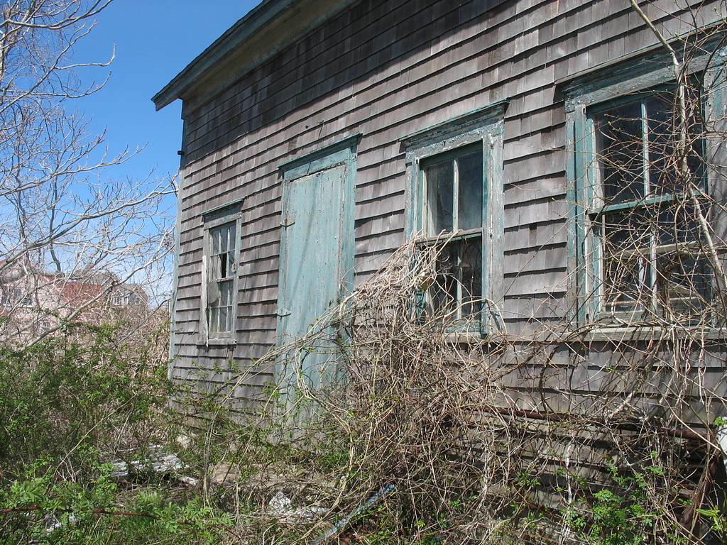 Abandoned House, Block Island Front of abandoned house on … Flickr