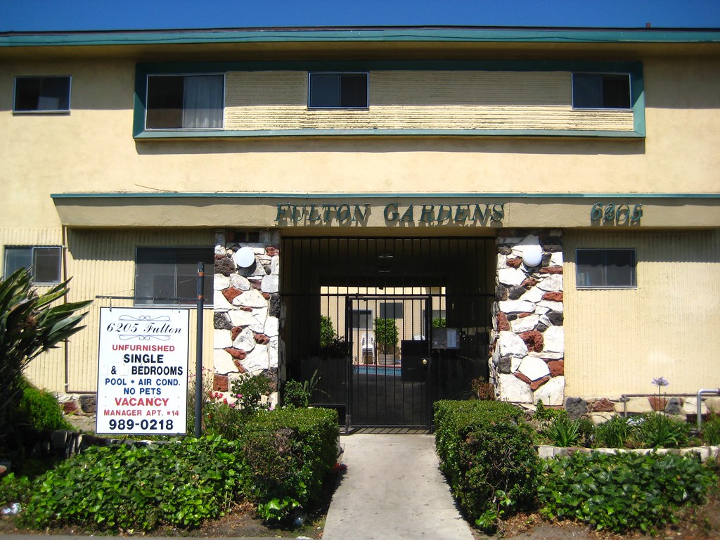 IMG_0287.JPG 6205 Fulton Avenue. My first apartment was in… Flickr