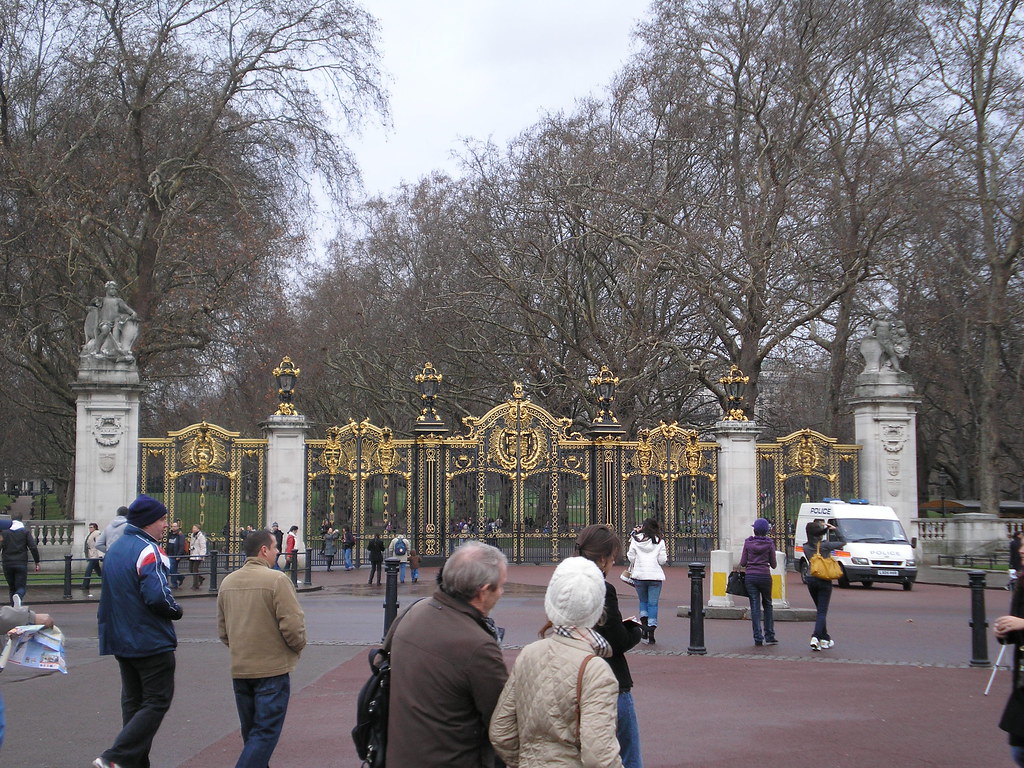 Gates to Saint James Park outside Buckingham Palace Flickr
