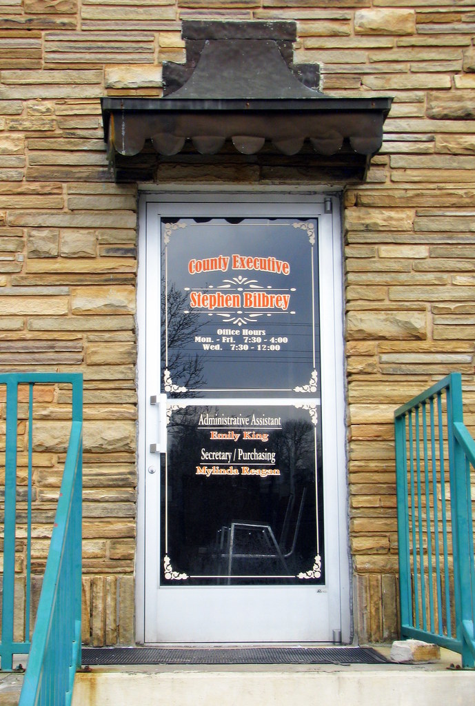 Picket Co. Courthouse side entrance byrdstown, TN Brent Moore Flickr