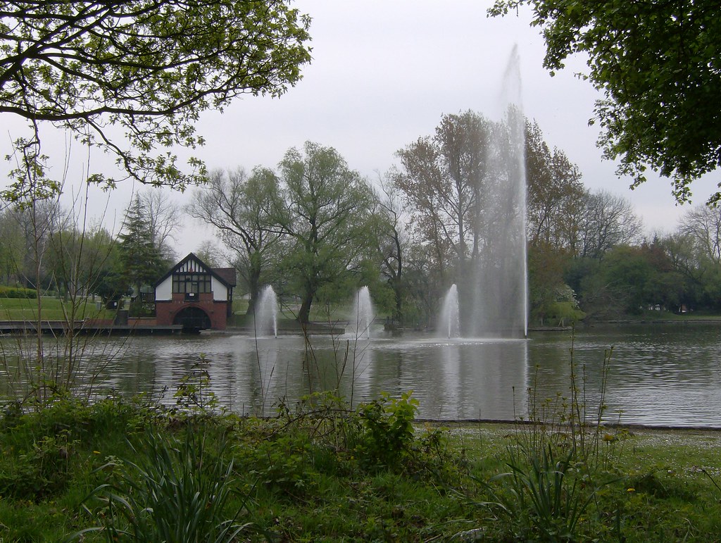The Fauntains on Hanley Park Lake with the Boat House in v… Flickr