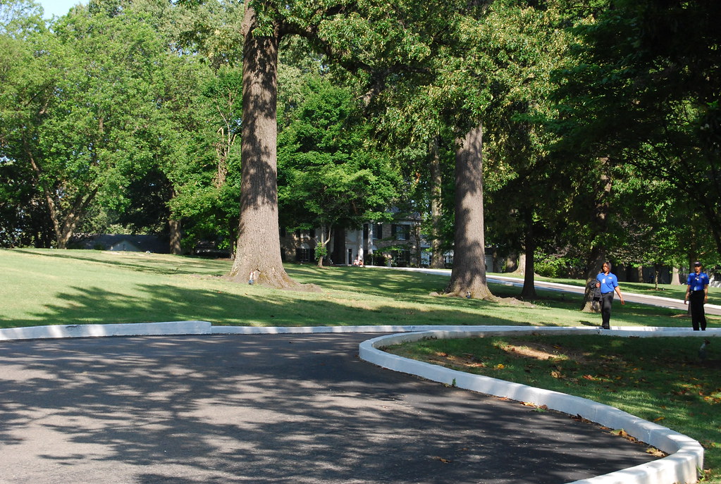 Front Graceland Driveway You can barely see the mansion's … Flickr