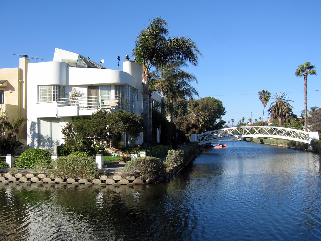 Venice canals A house on the corner of two canals in Venic… Flickr