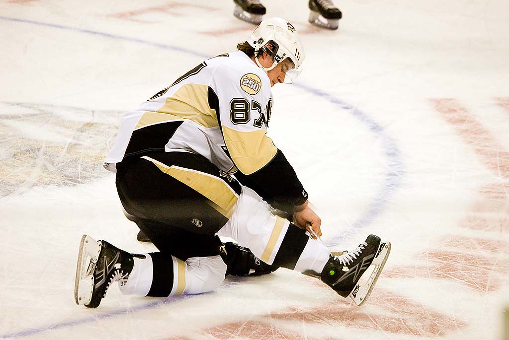 Sidney Crosby Pregame ritual tightening skate laces. Pitt… Flickr