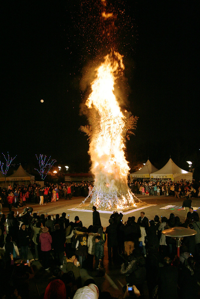 20080221194229a.jpg Burning the straw house at the full m… Flickr