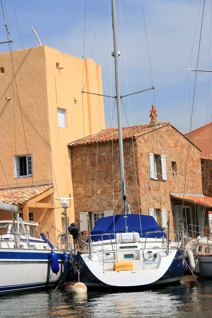 Port Grimaud A Port Grimaud, les voitures sont des bateaux… Flickr