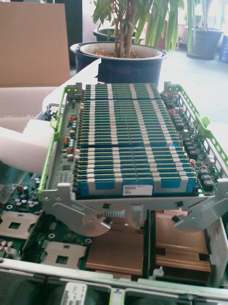 Memory Bank SunFire X4450 32x4GB > 128GB the_pressy Flickr