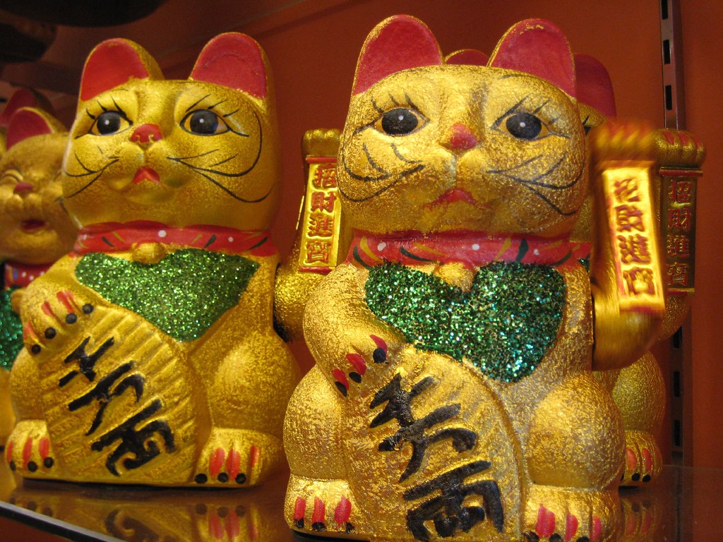 Good luck cat Figurines of Japanesestyle gold cats for pr… Flickr