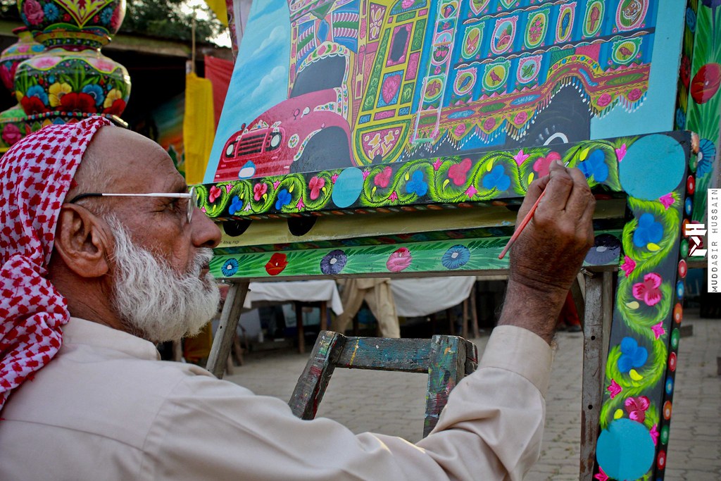 Truck Painter A Pakistani painter Habib Ejaz Muddasir Hussain Flickr