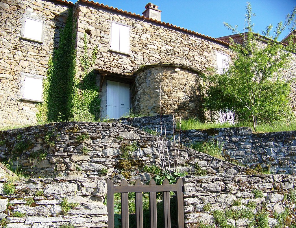 Aiti (village) maison du village Marie Flickr