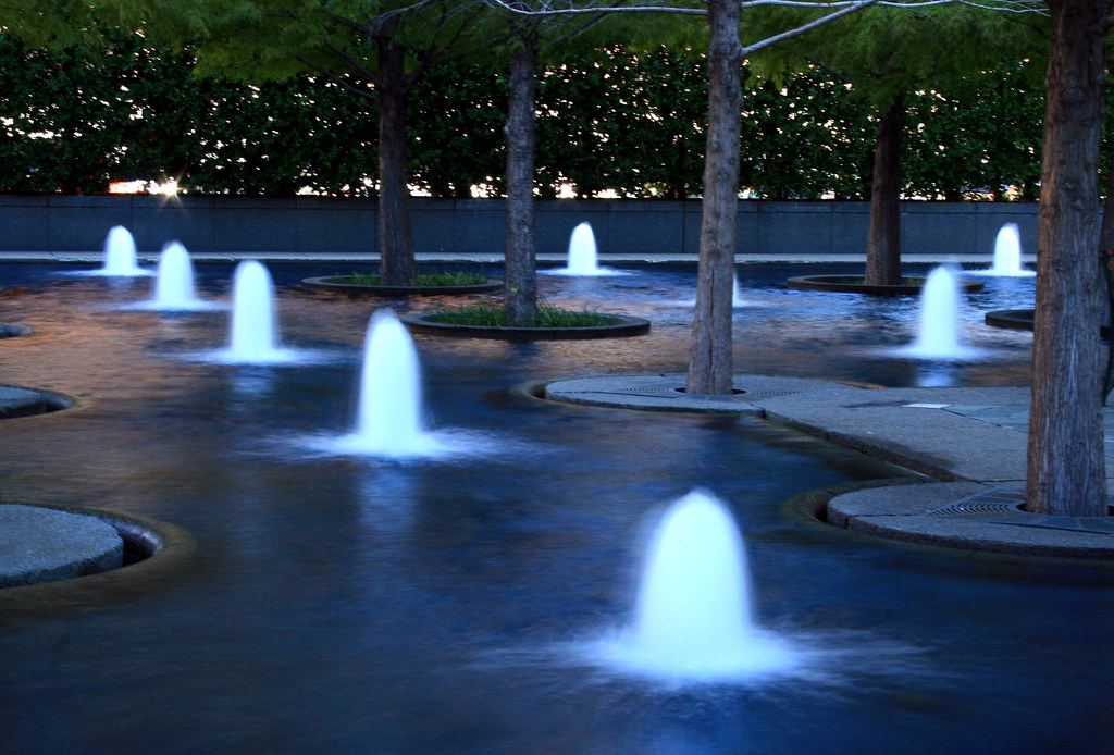 Fountain Place Fountain Place is a landmark building in Da… Flickr