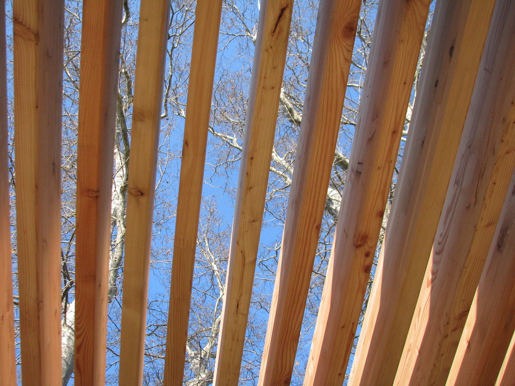 Toilettes Faux toit en bois. Parc de la Tête d'or. Les nou… Flickr