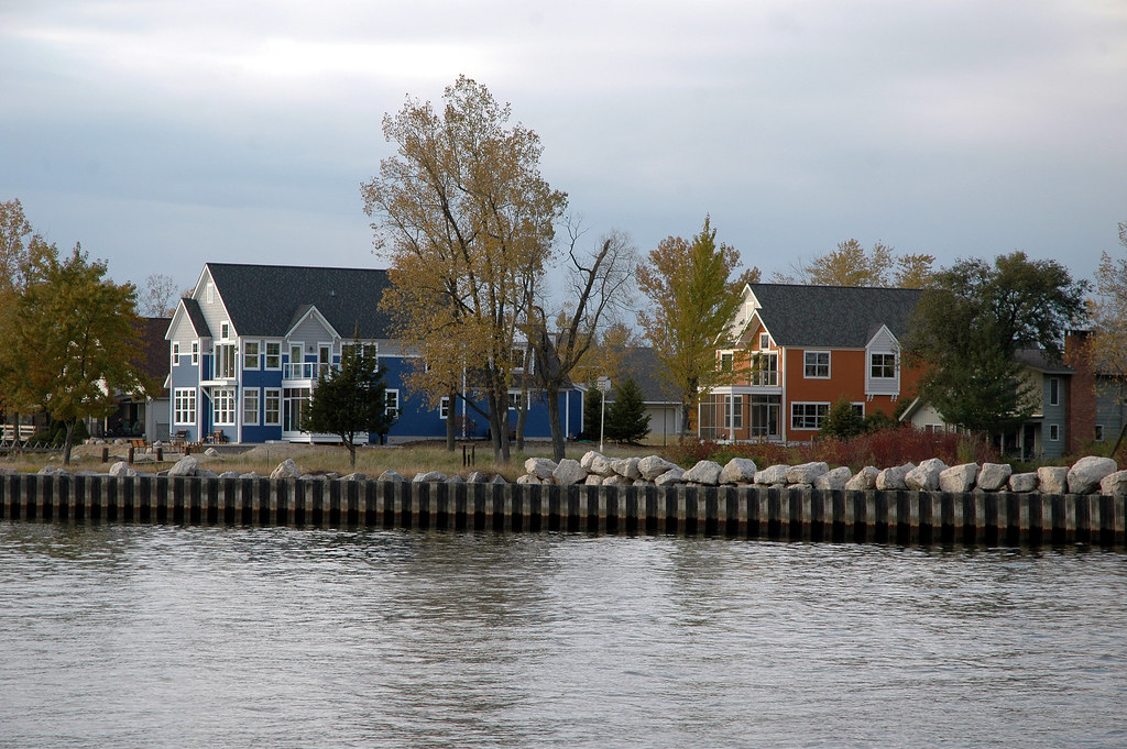 Riverside A couple of nice homes along the banks of the ri… Flickr