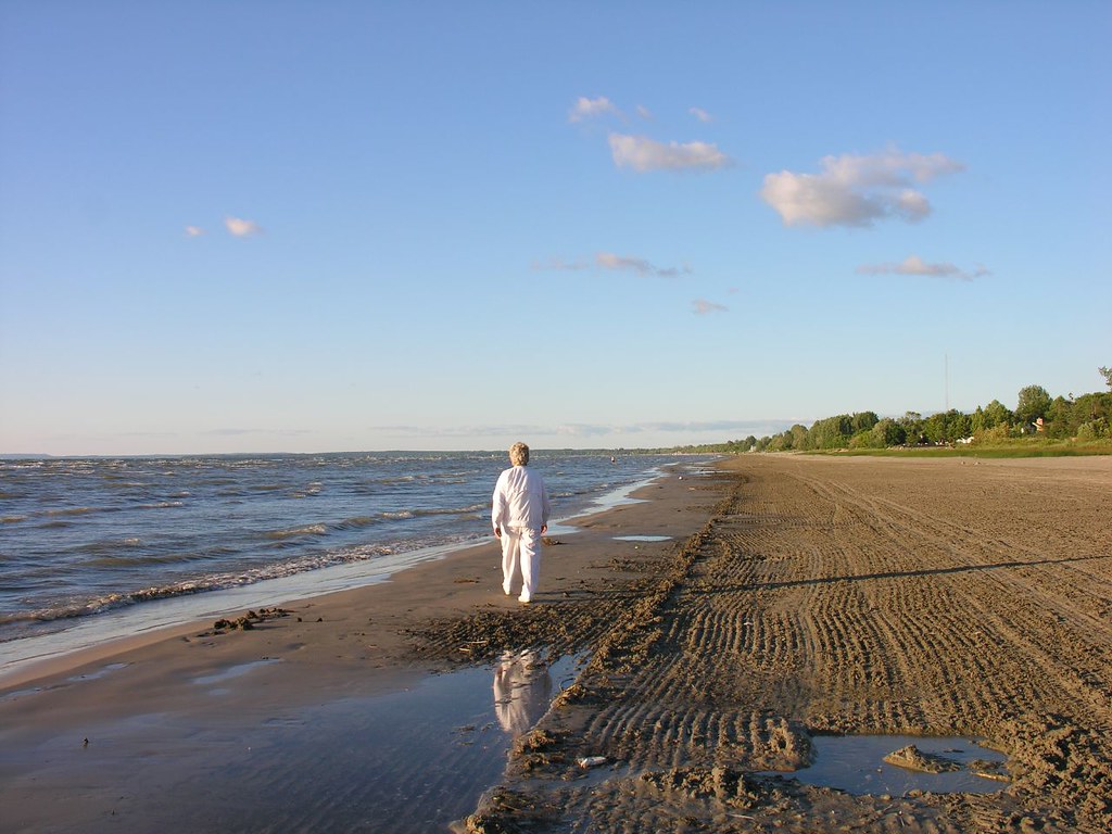 Walking on Wasaga Beach While in Canada we enjoyed an even… Flickr
