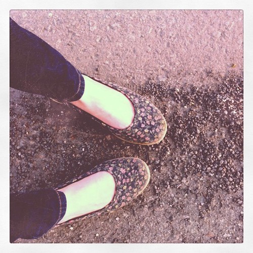 ute och går i skor jag får ont i fötterna av! nothingred Flickr