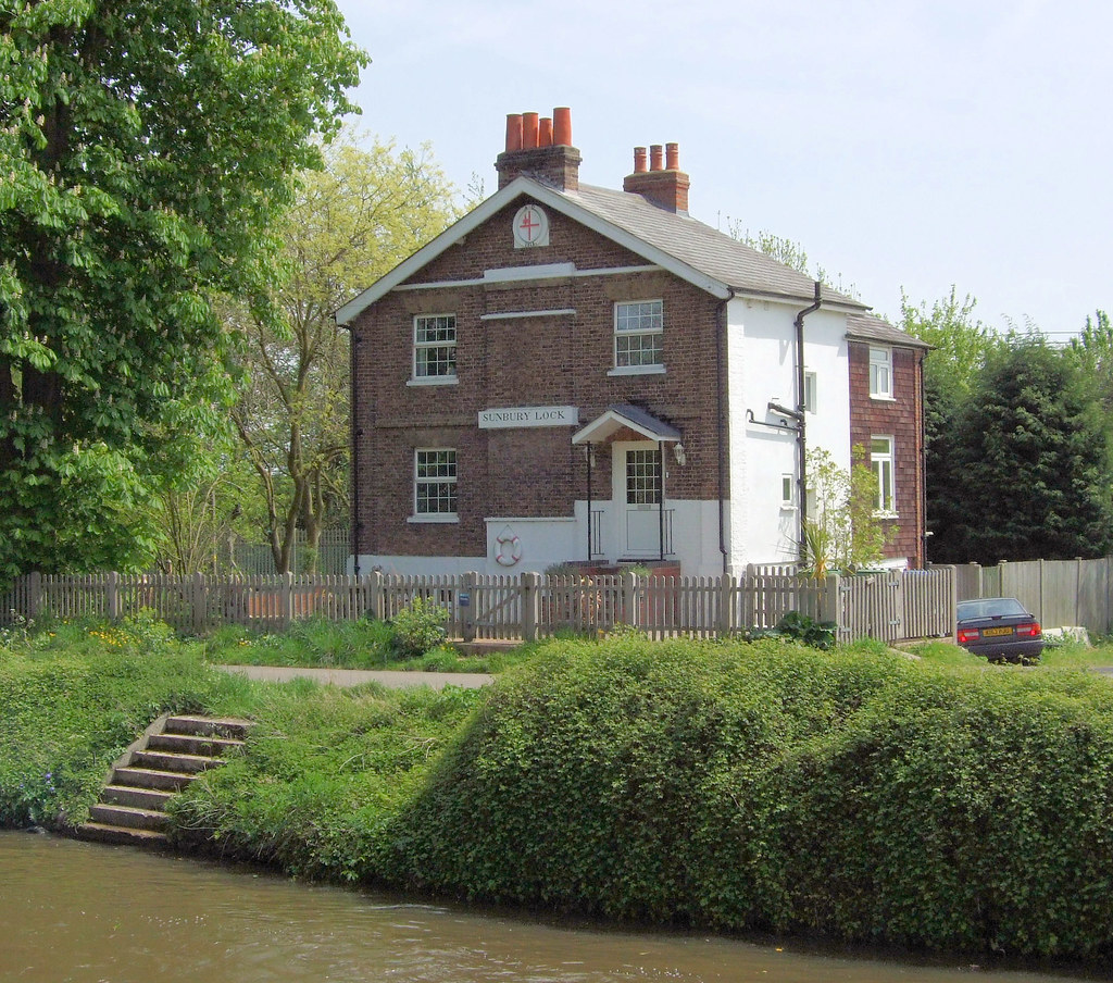 The Old Lock House, Walton on Thames. View of the old lock… Flickr