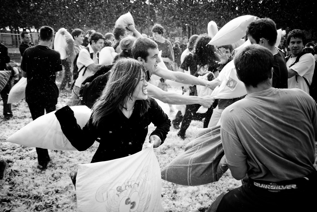 Pillow Fight (47) 13Oct07, Paris (France) [Taken in Pari… Flickr