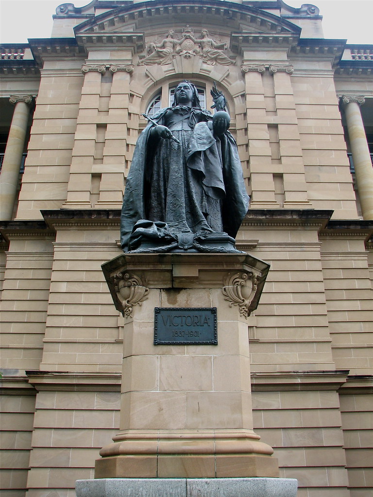 Queen Victoria Statue Land Administration Building Brisban… Flickr