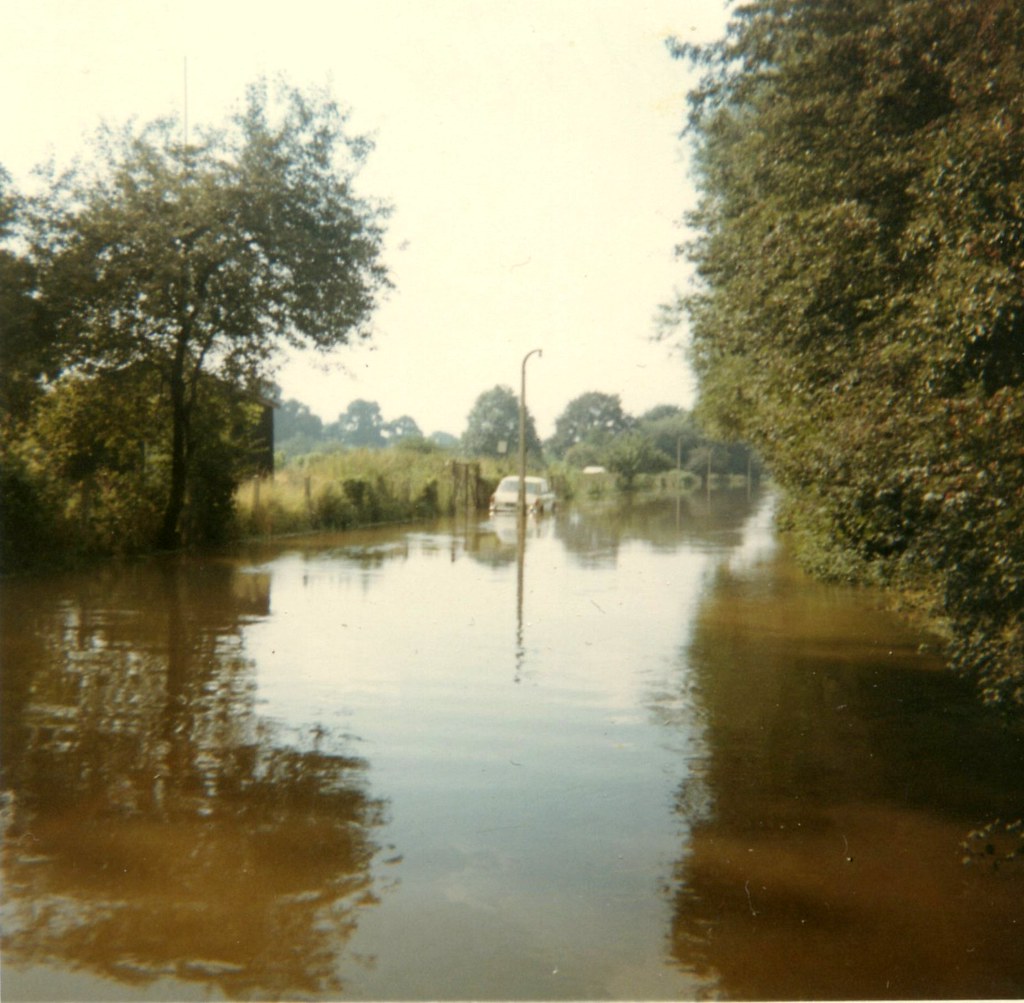 Floods Flooding,16th Sept 1968 Lynwood Road, Thames Ditton… Flickr