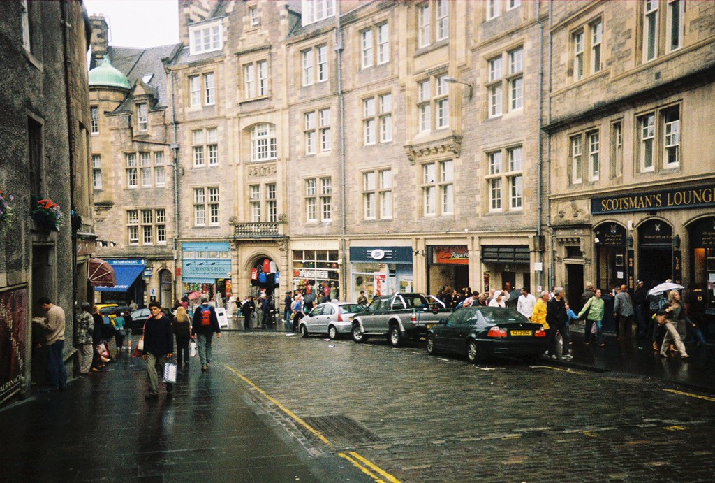 Iona 832 Edinburgh Old Town, side street amycurl Flickr