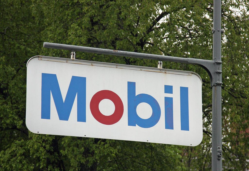 Newburyport MA May2011 Older not internally lighted Mobil … Flickr