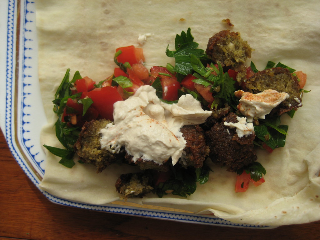 Lunch tahini, tomato, parsley, fried falafel, olive oil, … Flickr