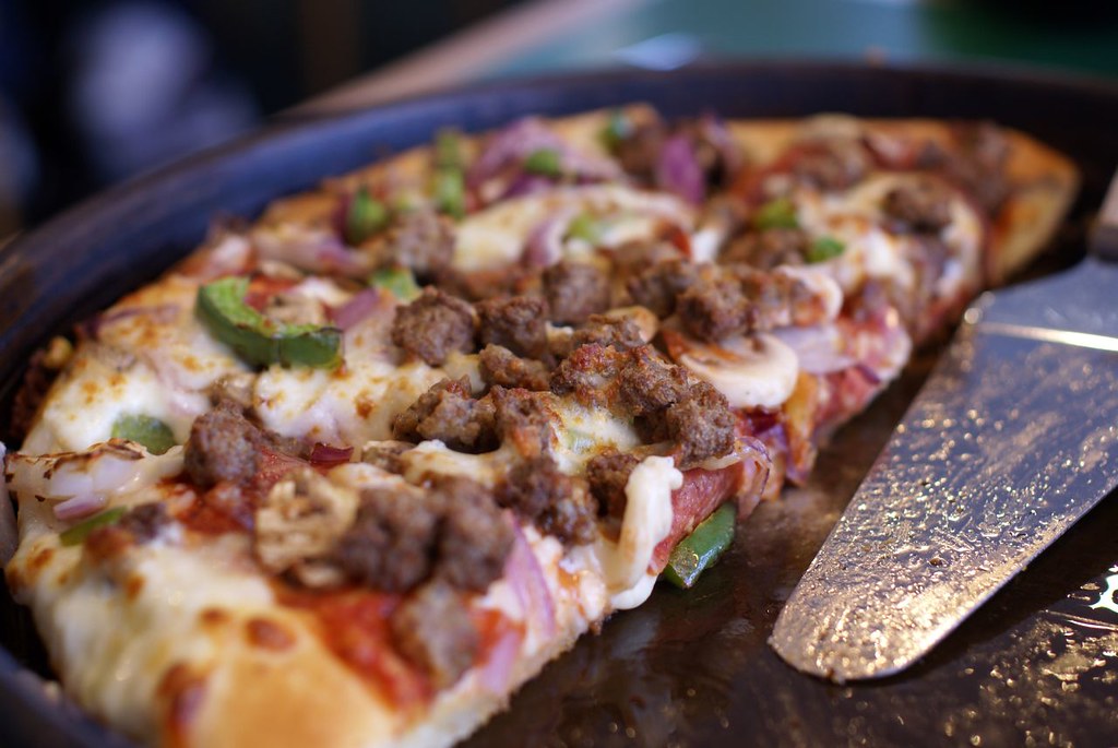 Supreme Pizza, F/2.8 Pizza Hut 6348 Lundy's Lane Niagara F… Flickr