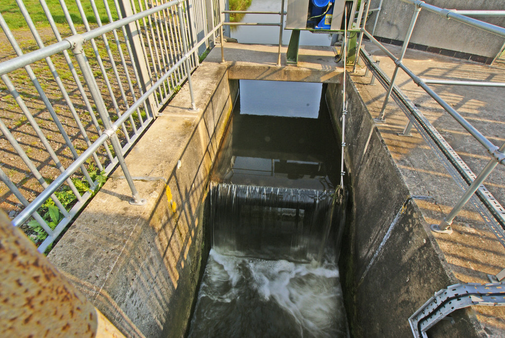 Weir7085 The floating weir at Yearling Ditch Clevedon Moo… Derek
