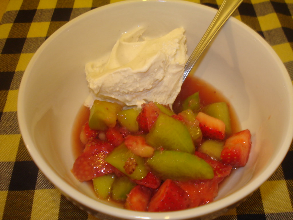 Alcoholic fruit with vanilla ice cream Yael Beeri Flickr