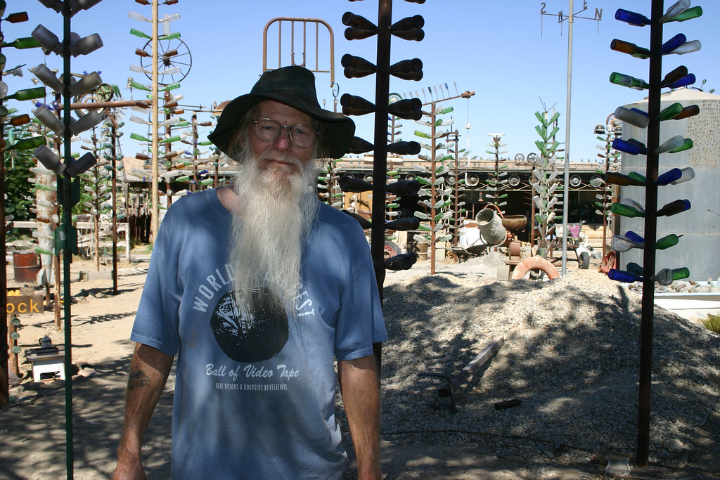 Bottle (Tree) Man The artist ("Bottle Tree Man") Elmer Lon… Flickr